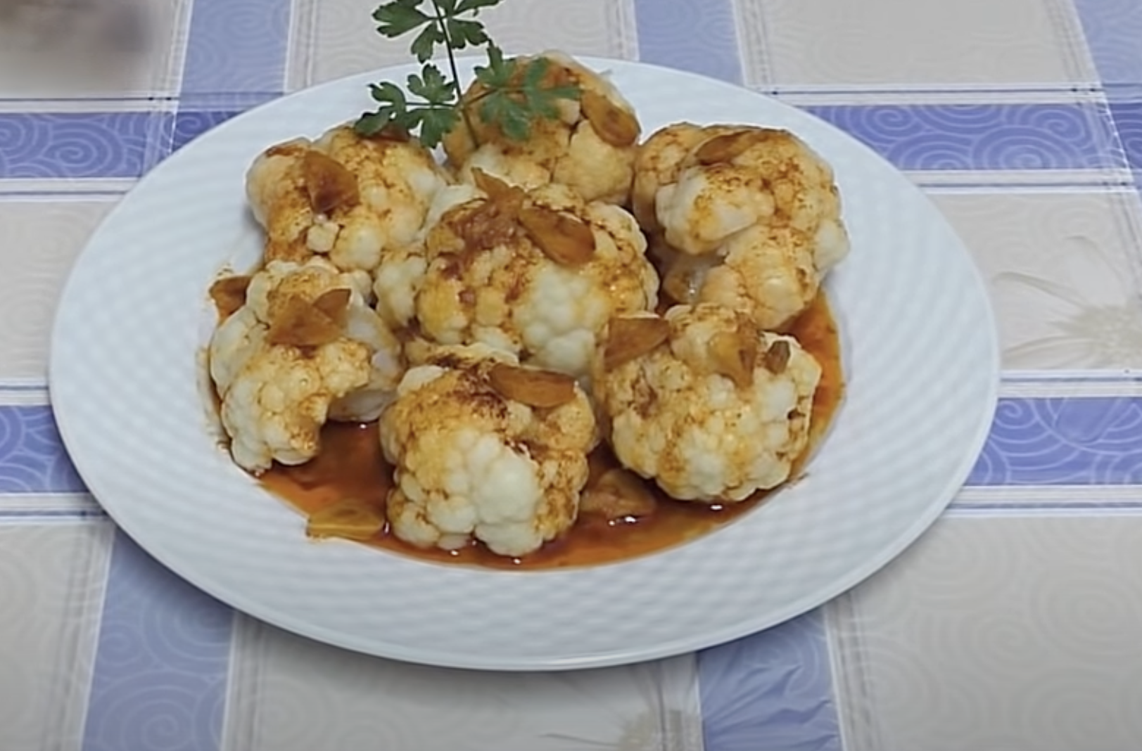 Coliflor al ajoarriero acompañado de salchichas al vino blanco con cebolla